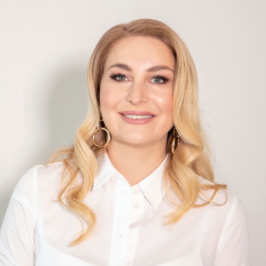 Lana_Schneider_Bild_linkedin_1x